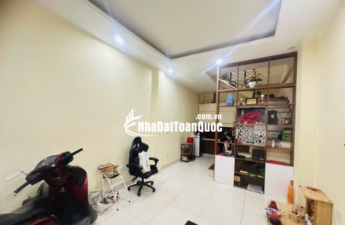 BÁN NHÀ CẦU GIẤY - Ô TÔ VF3 ĐỖ CỬA, 33M - 5 TẦNG ĐẸP, FULL NỘI THẤT, GIÁ 8,3 TỶ